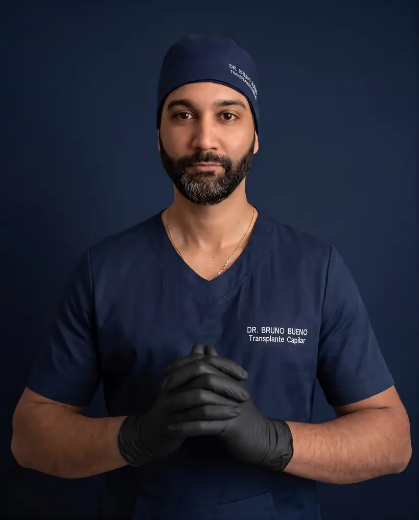 Dr. Bruno Barros Bueno com roupa cirúrgica